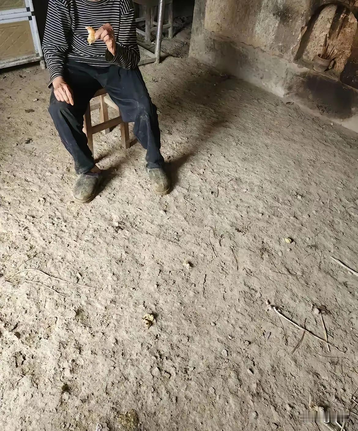 头条上刷到的
现在农村还有这么贫困的家庭吗？
感觉有点不现实呀[抠鼻]