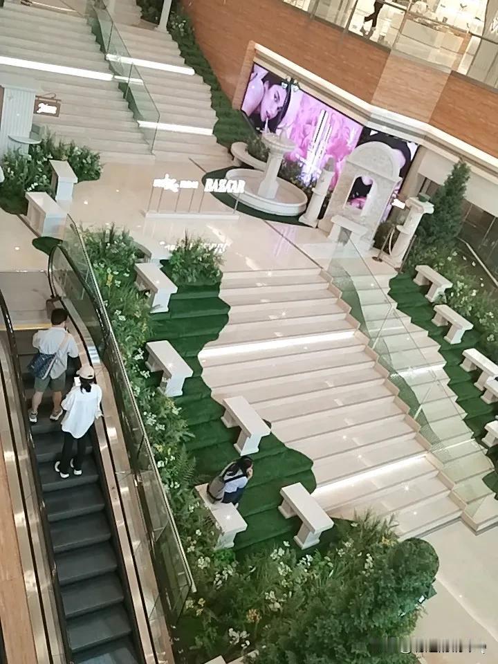 清浅绿意揉进柔纱
在和风与光影里
与一捧浅紫花束共赴一场温柔的梦
分享唯美的美照