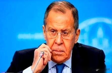 那个俄罗斯老头，拉夫罗夫，一句话就把天给聊透了。他说，美国人怕我们，是因为在全球