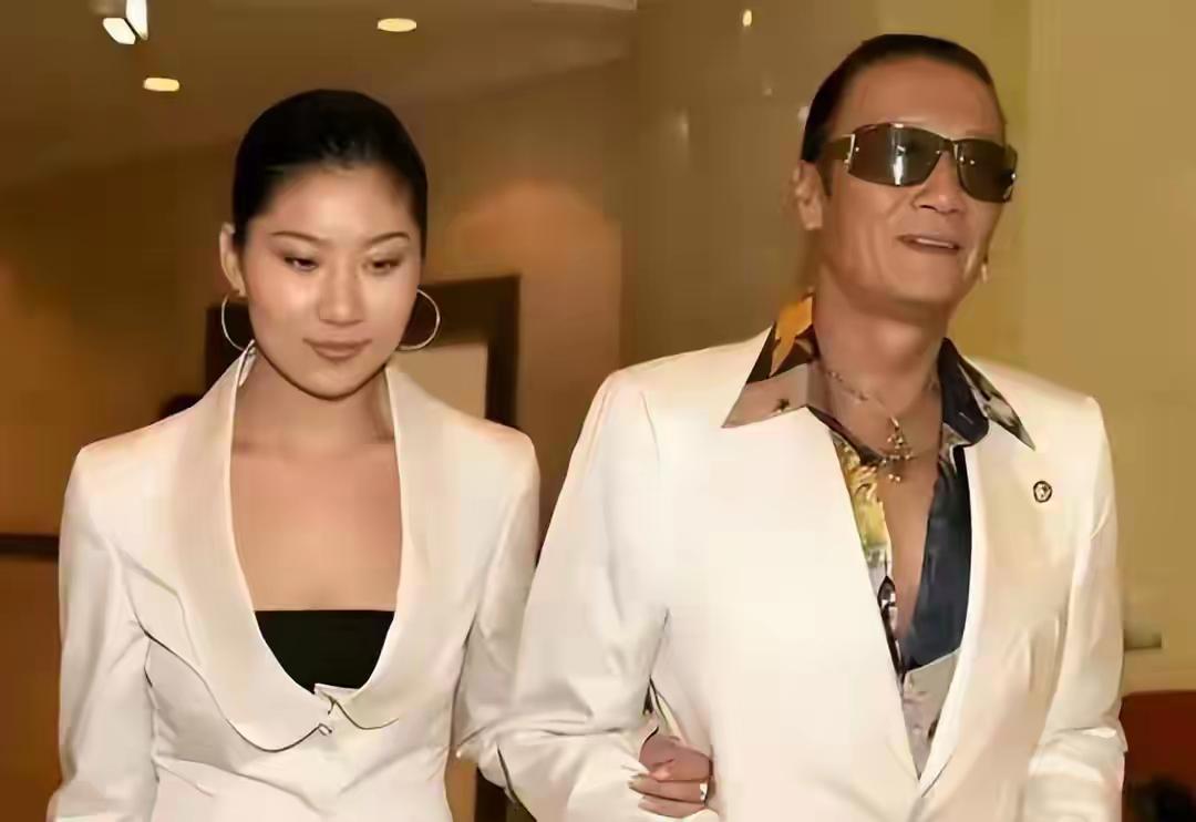 谢贤离世了
很多人以为当他在70岁时
和一个相差近50岁，年仅20岁的女孩coc