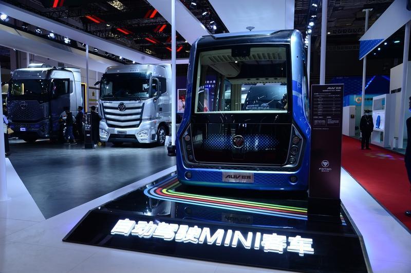 关注车展的自动驾驶技术。
图片由AI生成。