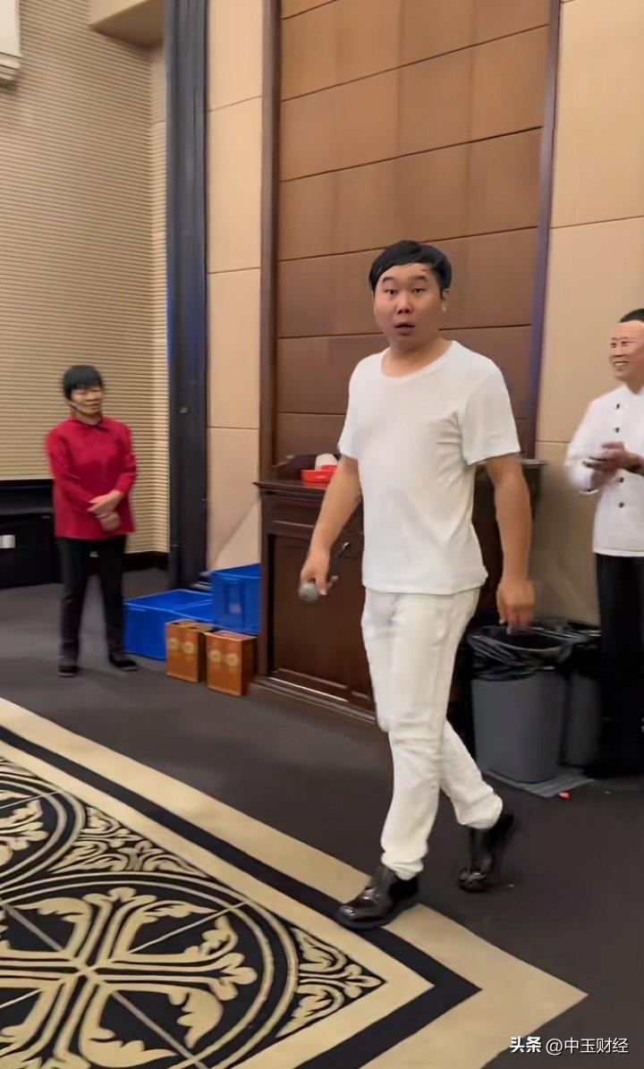 一出场，就吸引了所有人的眼球，这也是一种魅力，也是一种独特的艺术表演风格。