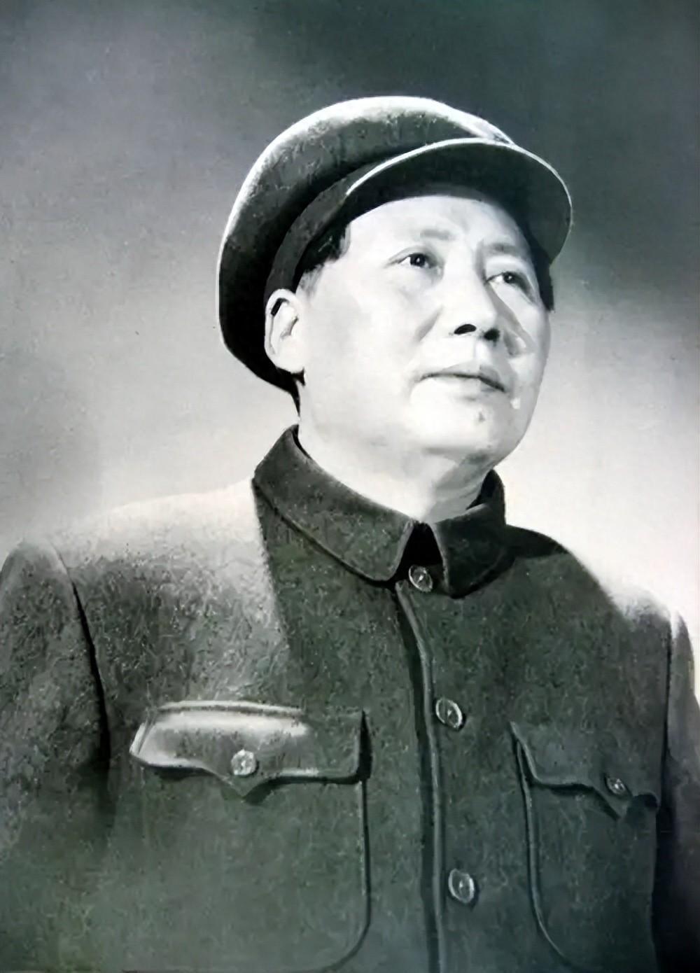 毛主席听相声从不笑出声，侯宝林却编了4句歪诗，逗得他哈哈大笑。

1975年那个