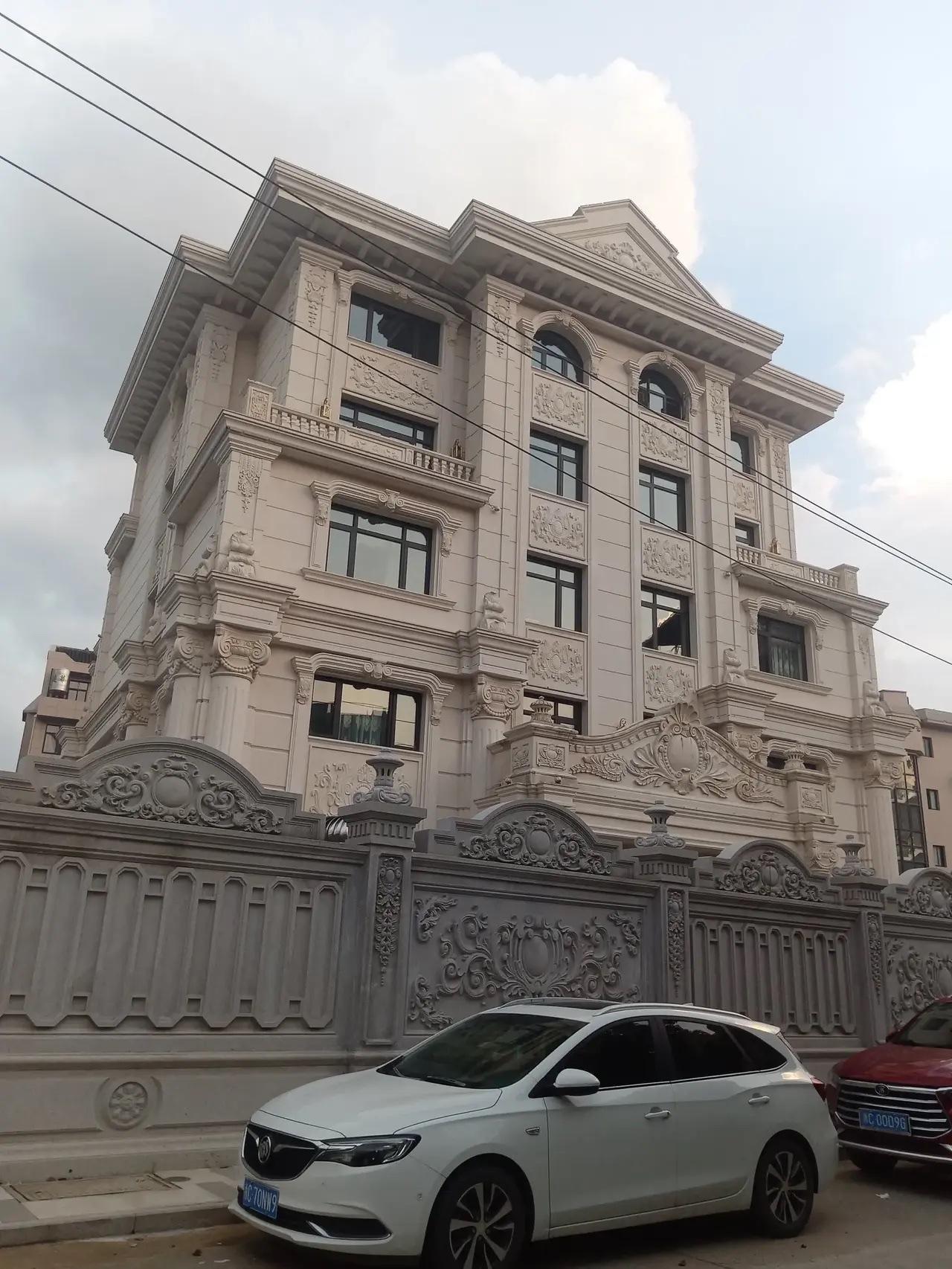 我表弟身价50 万，他说想盖这样的一套别墅，你们说50 万可以盖得起来吗？