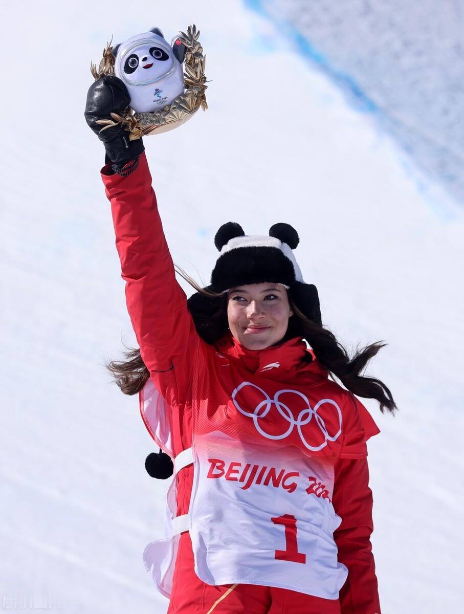 自由式滑雪女子U型场金银牌，点燃了这个冬天最炙热的赛场激情。那一刻，不仅仅是技术