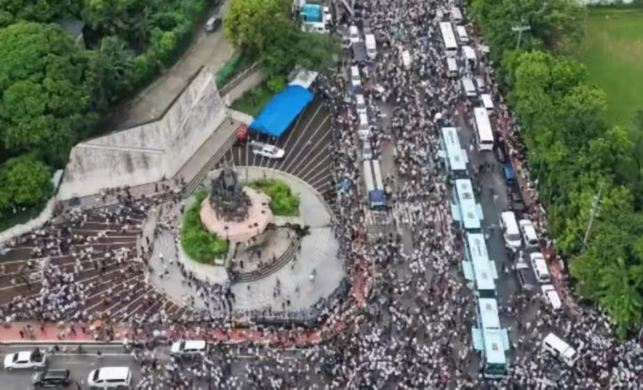 菲律宾首都马尼拉6月30日突然爆发大规模游行示威活动。据报道，成千上万名抗议者涌