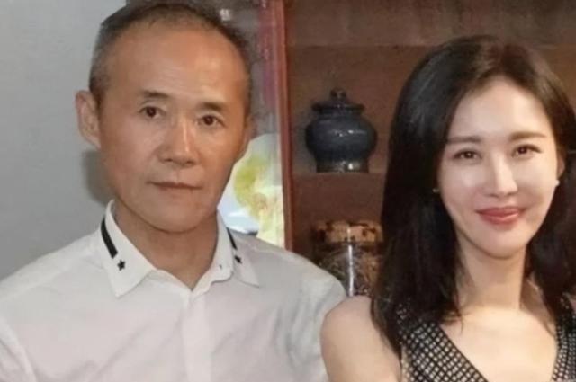 1983年的一个深夜， 王石 把300万，相当于现在的1亿8千万交到妻子手里：“