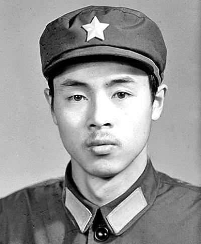40多年前，他为抢救落入粪池的工人而牺牲，这一张军装证件照拍摄于七十年代末，拍摄