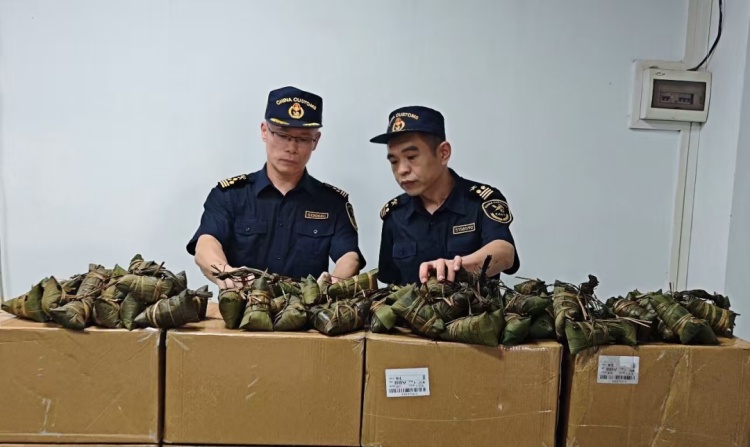伪装成防雨布出境！海关查出1.6吨、4800个肉粽碱水粽