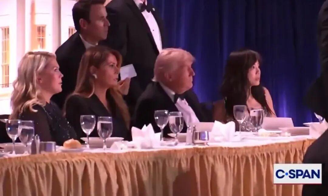 白宫记者晚宴最新进展！
媒体报道，枪手直扑安检门疯狂扫射！
枪手悍然冲向正门首道