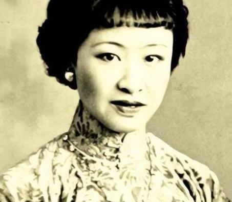 1955年，章士钊在北京菜市场闲逛，看到一卖烟卷的妇女，大吃一惊，连夜给毛主席写