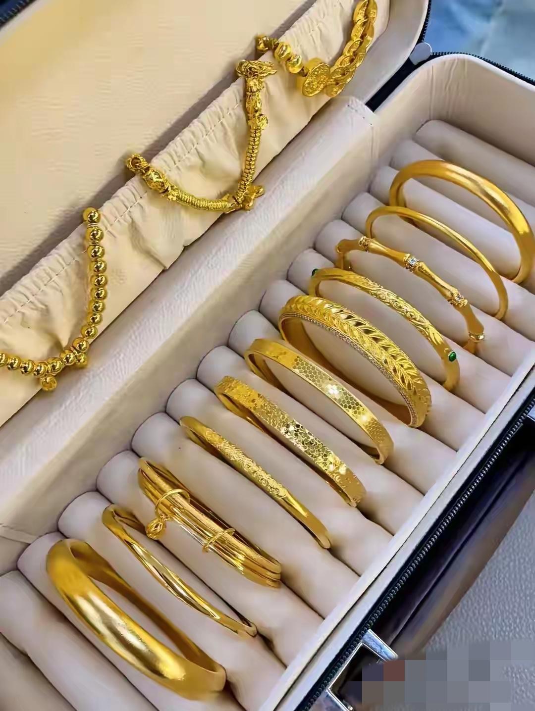 “金价跌了，我要不要趁现在买条金项链？”周末陪妈妈逛金店，我顺口问了在柜台工作8