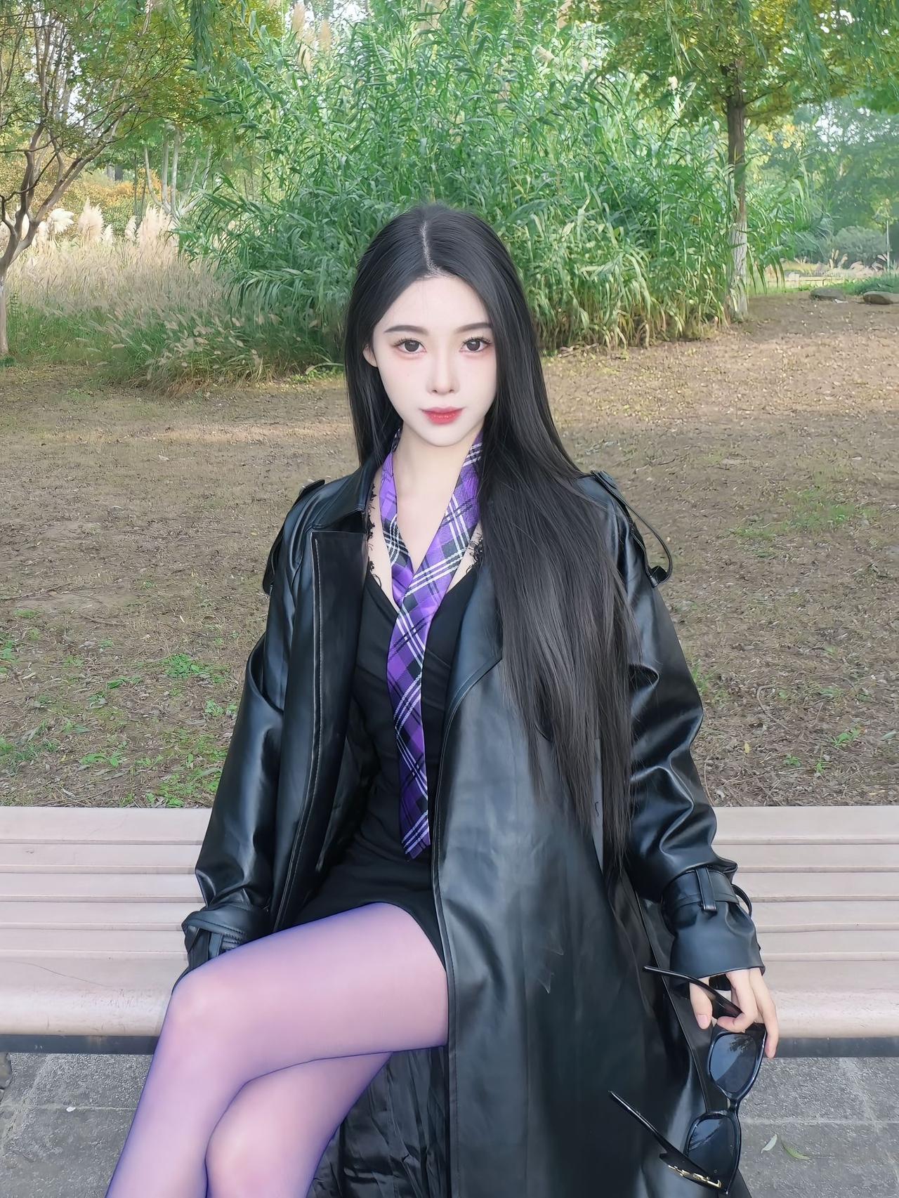 秋日公园的“冷感美人”！黑皮衣+紫调穿搭太戳审美

谁能拒绝秋日公园里的冷感美人