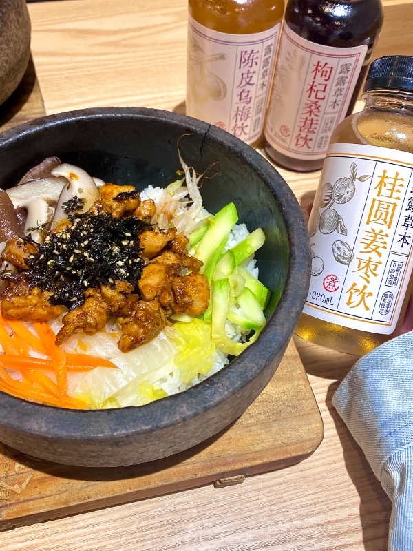 奶茶最新的对手出现了​露露草本这波国风养生饮把我整破防了——从李时珍古籍里扒来的