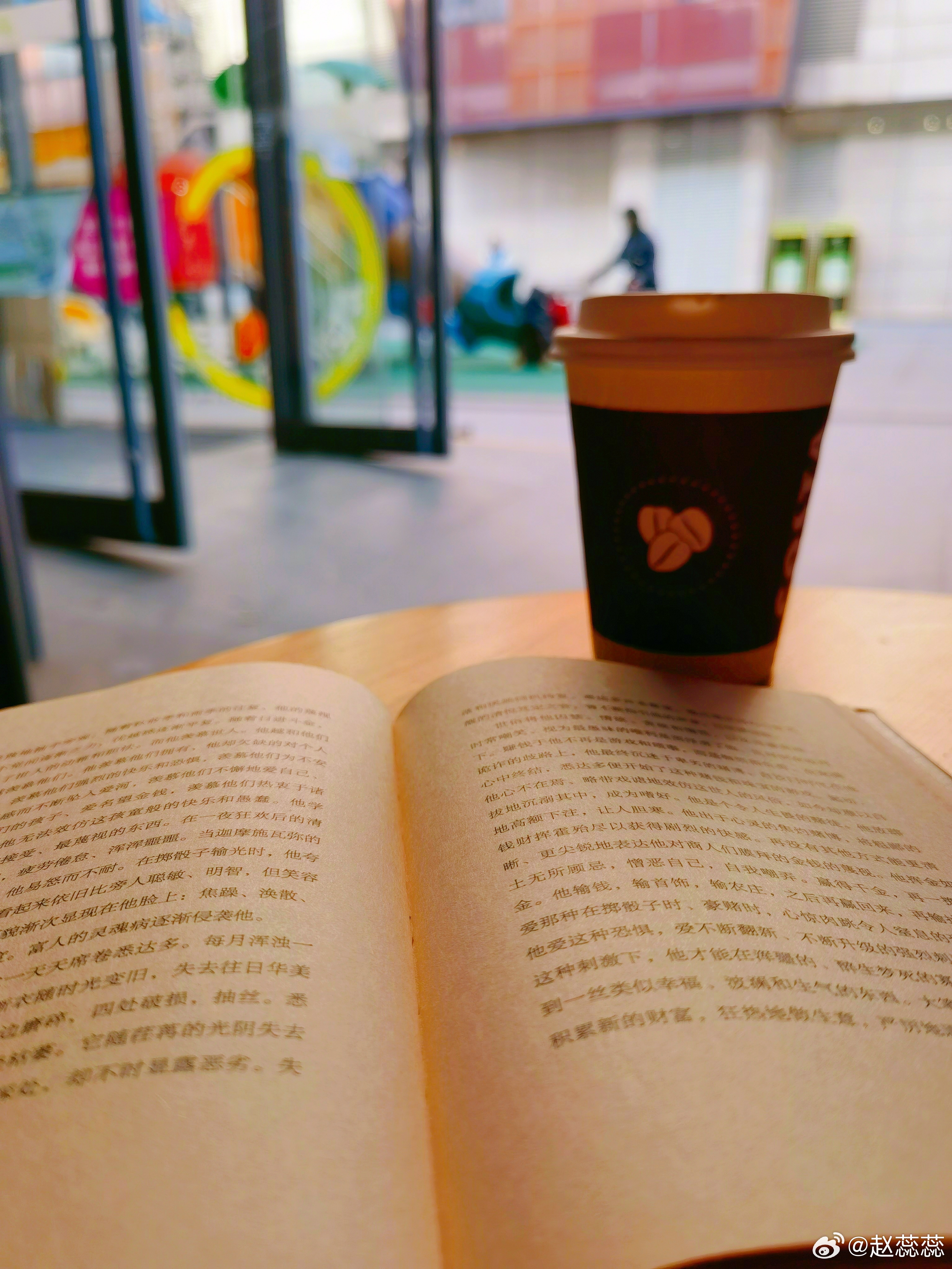 年，就这样匆匆过完了，没有想象和期待中的样子，像做了一场匪夷所思、热闹又颠倒的梦