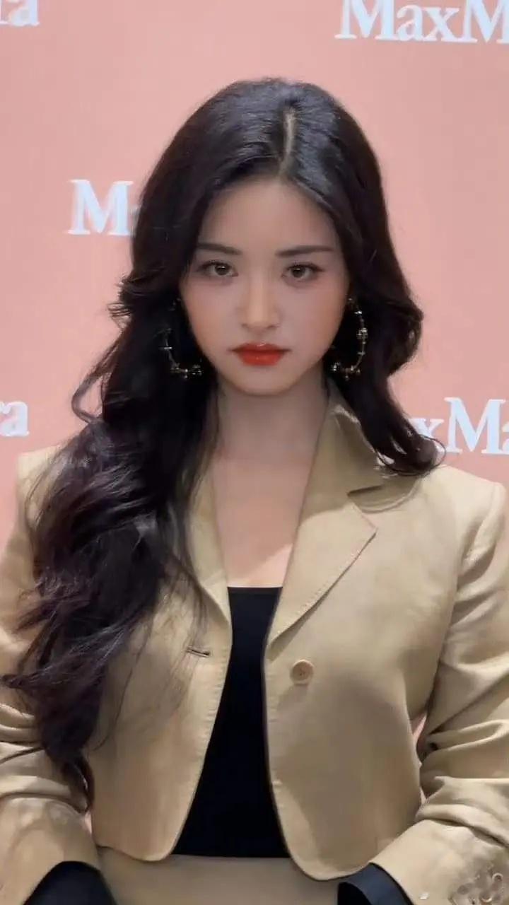 感觉沈月当208很快乐呀 不用焦虑身材 一直有剧拍粉丝也很溺爱 