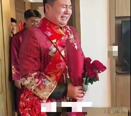 新郎和新娘是大学同学，两人毕业之后在一起创业，辗转几座城市打拼，女子全力支持男子