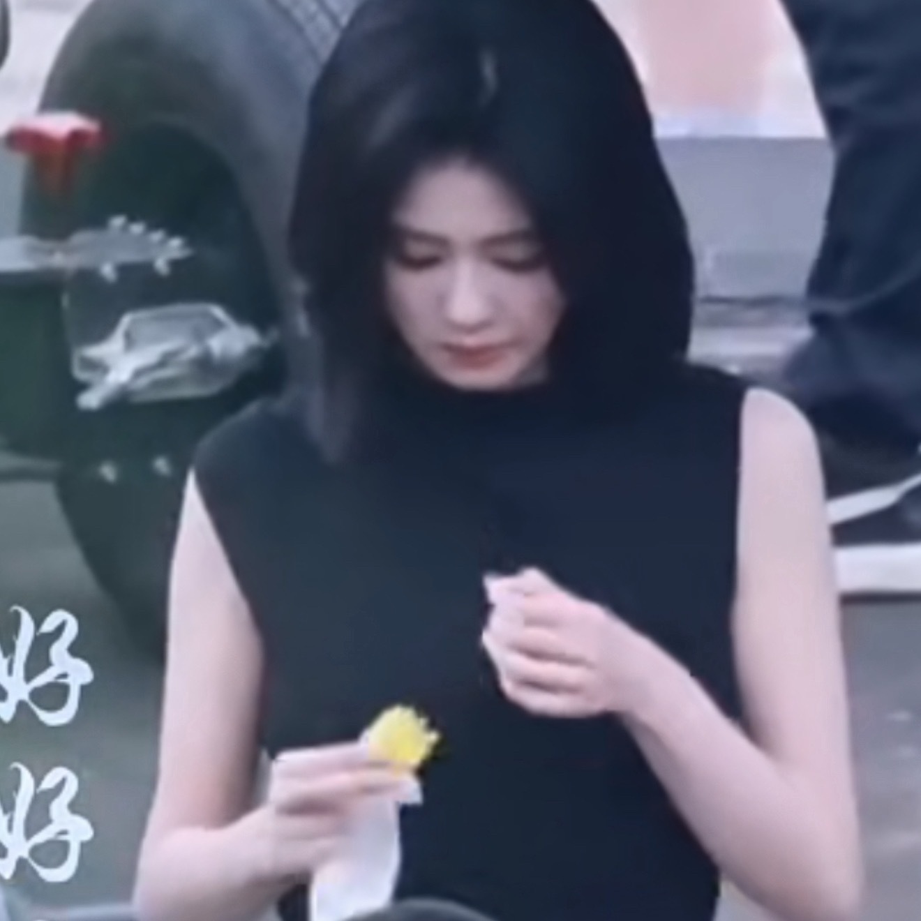 我女这么大工作量就吃这么一小截玉米，这么好的状态白鹿应得的，来广东都不长胖这自律