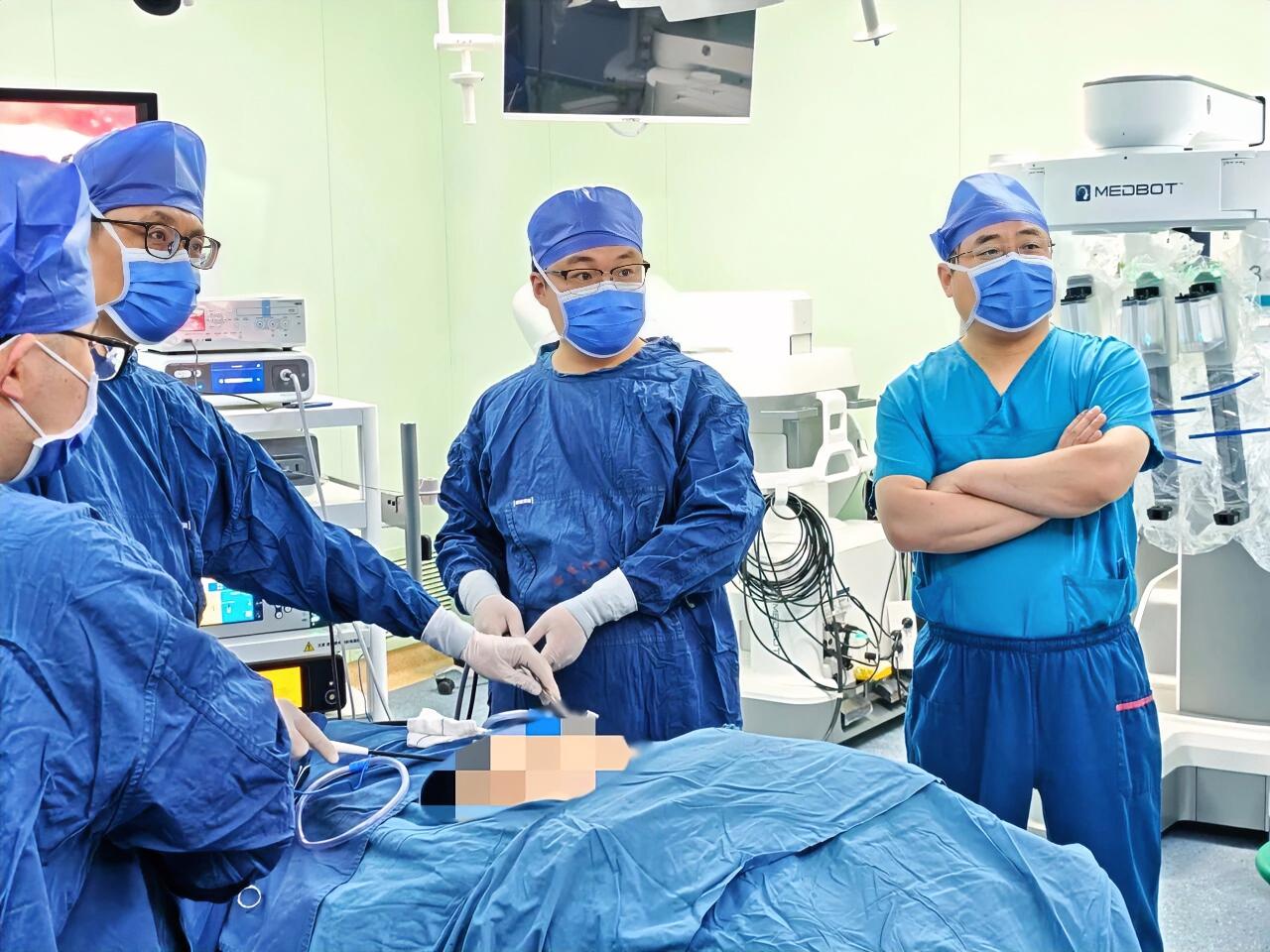 徐州甲状腺手术迈入“机器人时代” ！

4月7日，徐州医科大学附属医院普外科甲乳