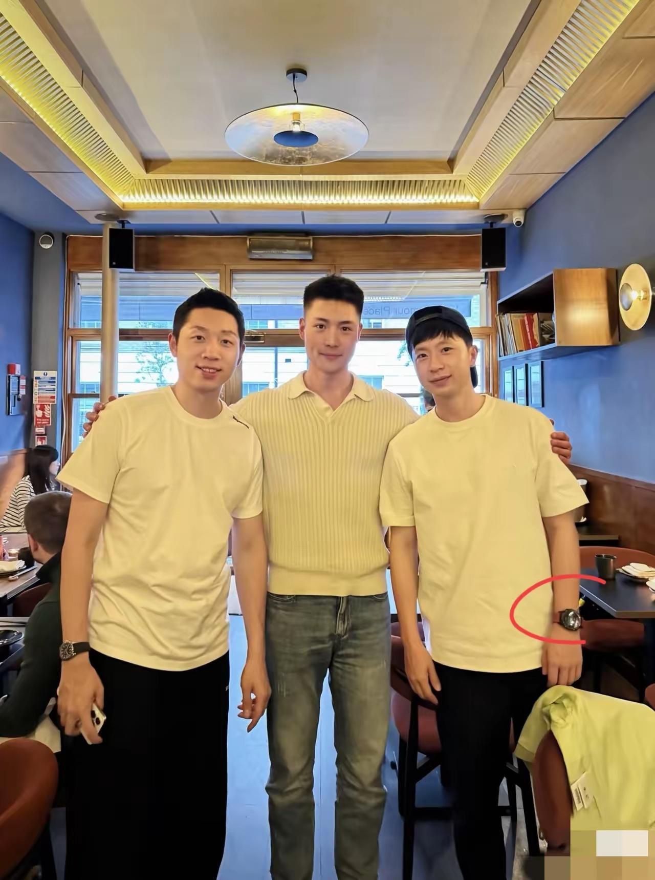 三位乒坛帅哥在伦敦餐厅的合照：

中间的孙闻高大修伟，龙眉凤目，神采奕奕；左侧的