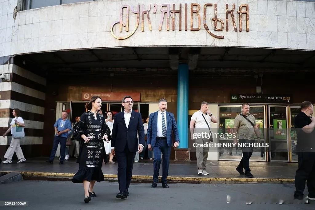 不走常规外交套路！英首相伯纳姆突访基辅，实地踏查战区释放强硬援乌信号
 
8月2
