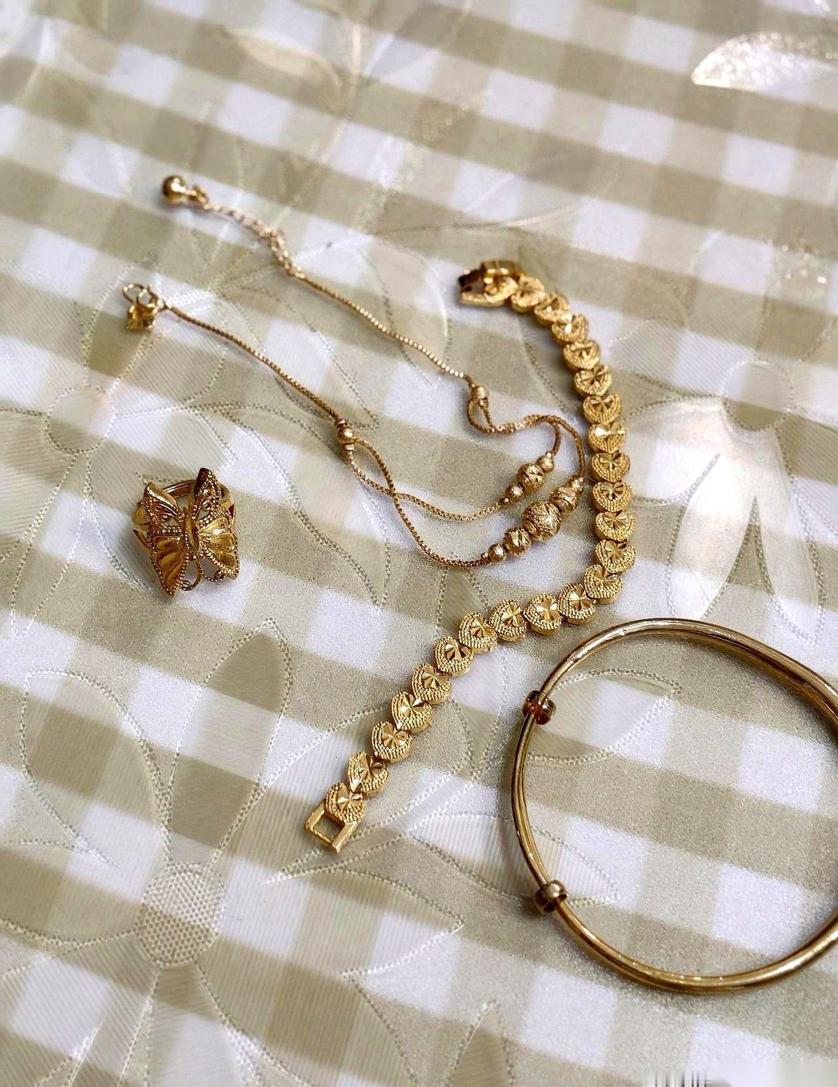 我感觉老天爷今天给我开了个天大的玩笑。
也可能，是在考验我。
收拾那套租出去了好