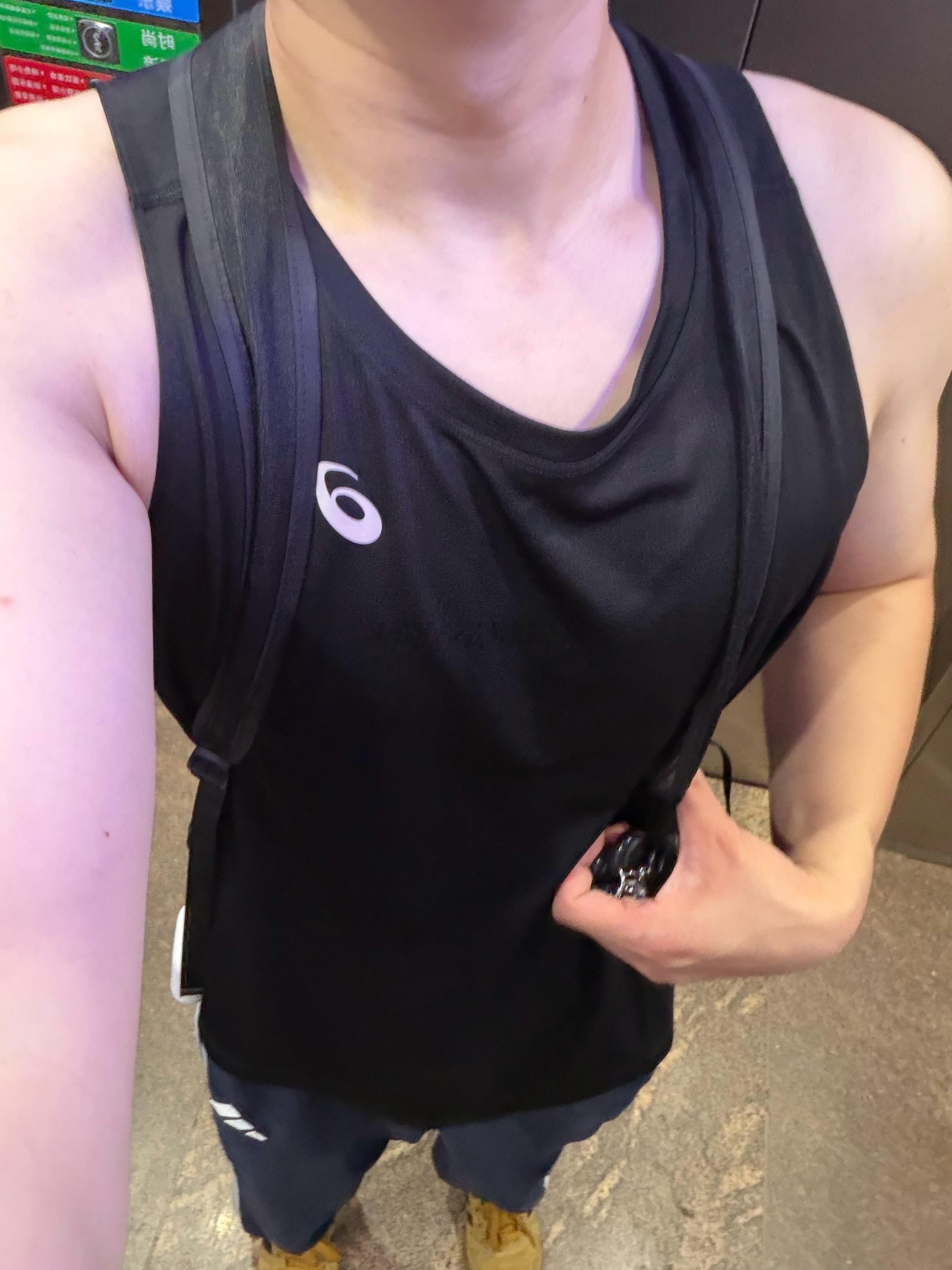 一直找不到这件背心 问了一下我室友是不是他收衣服的时候弄混了 果然在他衣柜里 