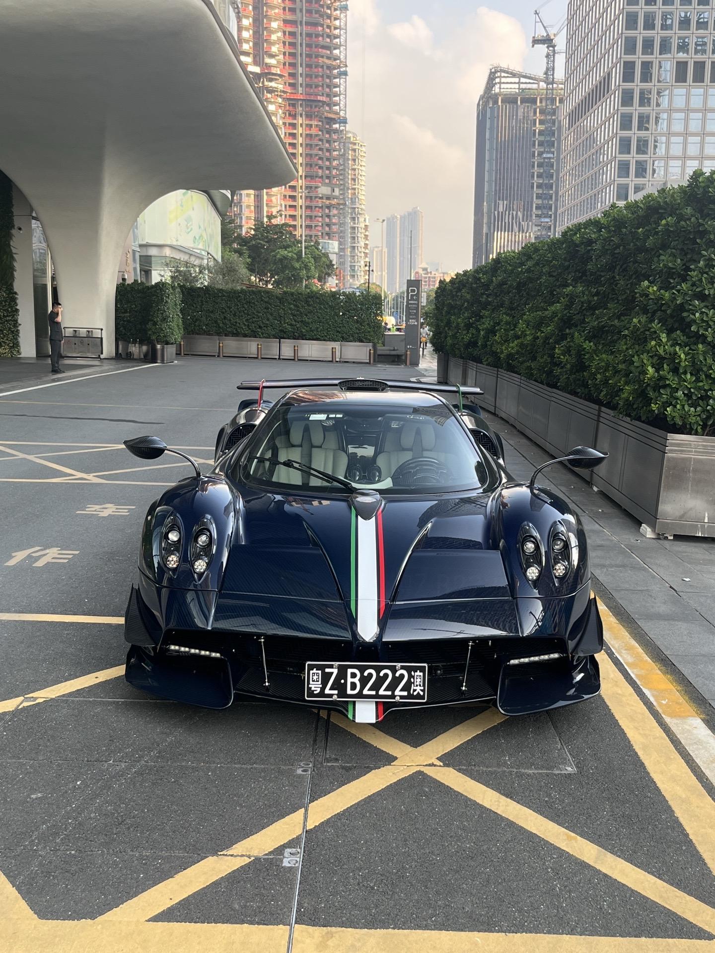 清晨街头的蓝碳Huayra Roadster FY
