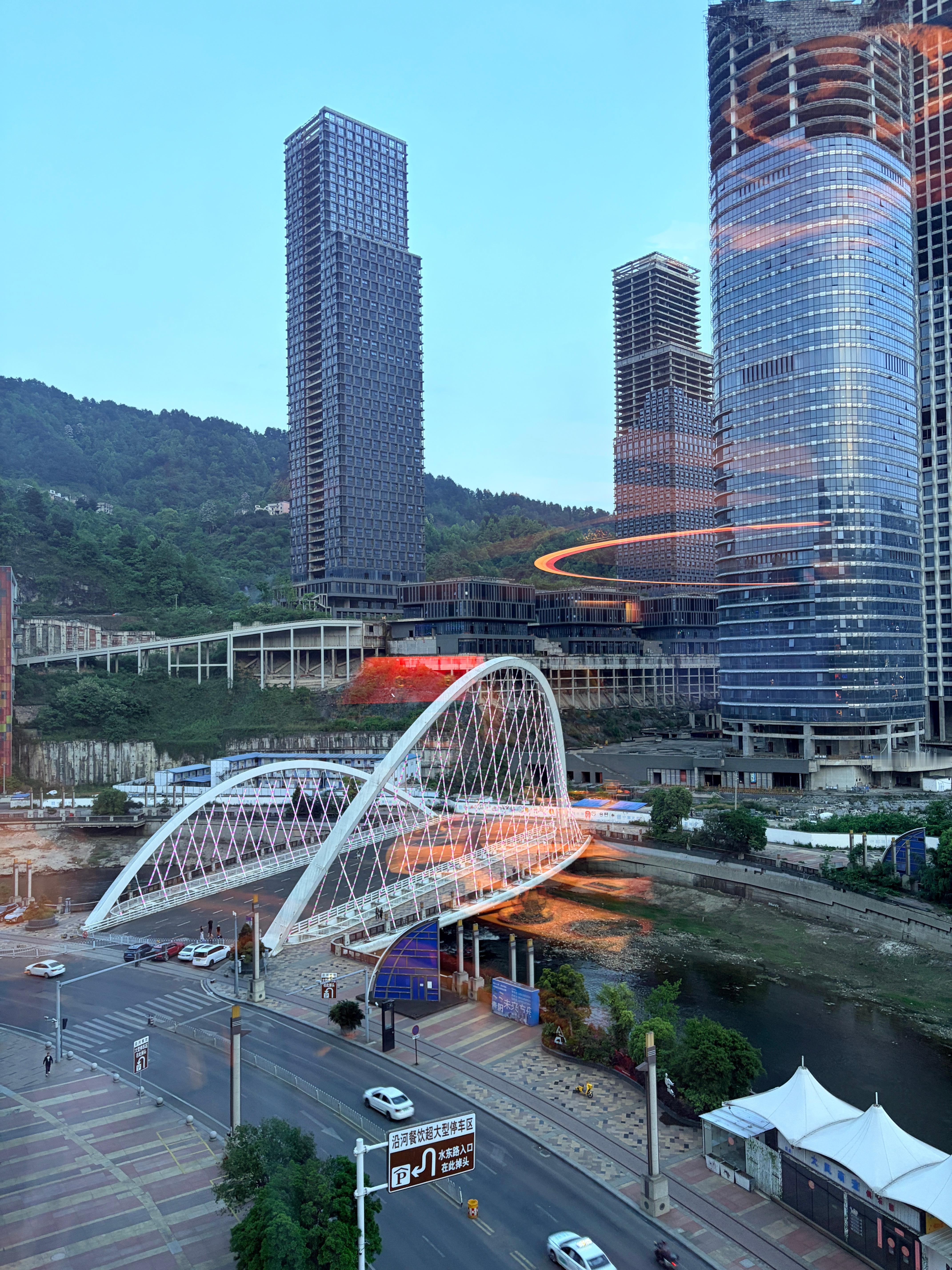 呵，这大桌！贵阳这个城市给我的感觉，和重庆很像，熟悉的感觉，喜欢 贵阳·贵厨酸汤