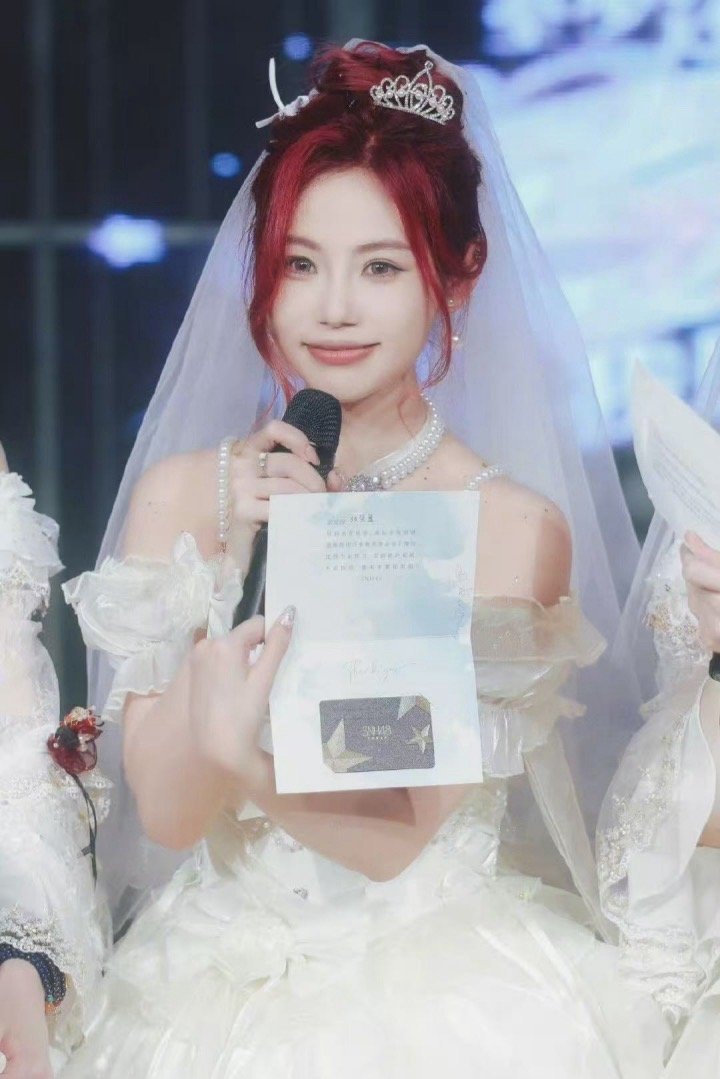 张笑盈毕业公演的最后时刻，众人共同为她送上精心准备的毕业礼盒，里面装着毕业贺卡、