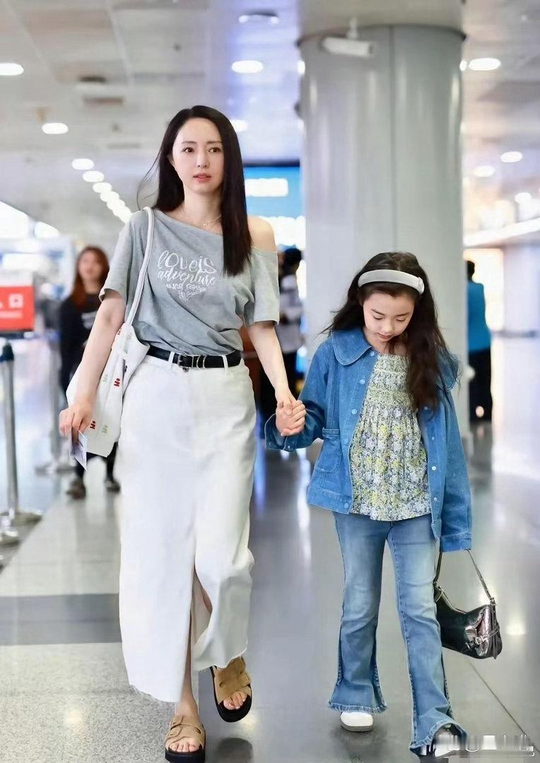 董璇和女儿颜值出众，母女二人眉眼精致，颜值一脉相承。 