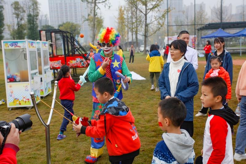 塑造孩子性格是个大工程。我觉得家庭氛围超关键，在和睦有爱的环境里长大，孩子性格也