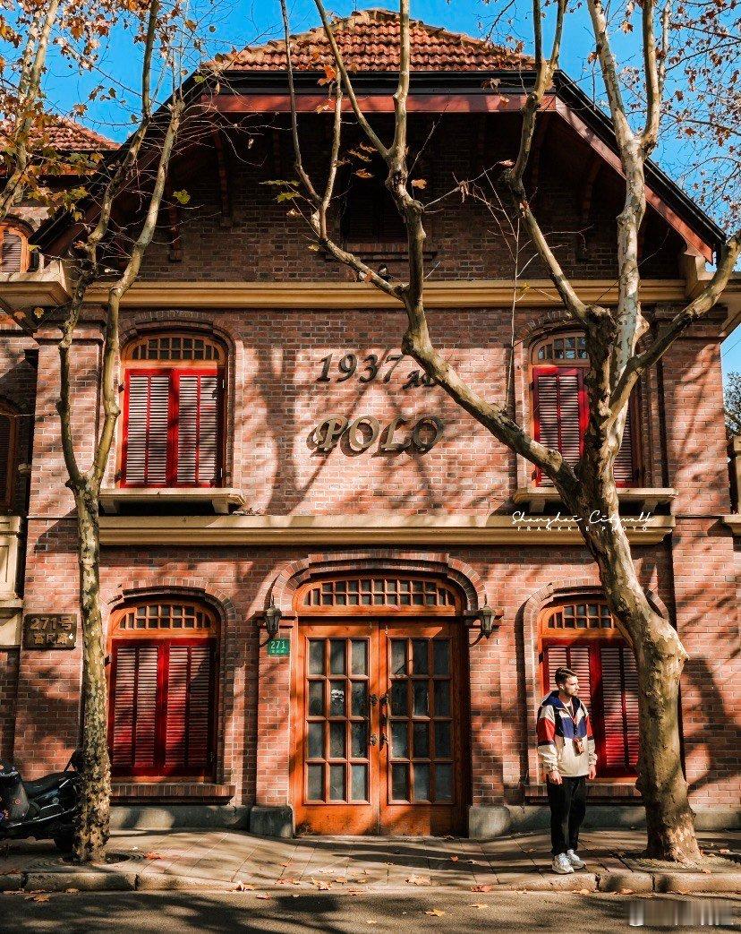 上海橱窗里的冬日氛围感拉满了街头一抬眼就是大片质感，灯光、雪花、圣诞元素把冬日浪