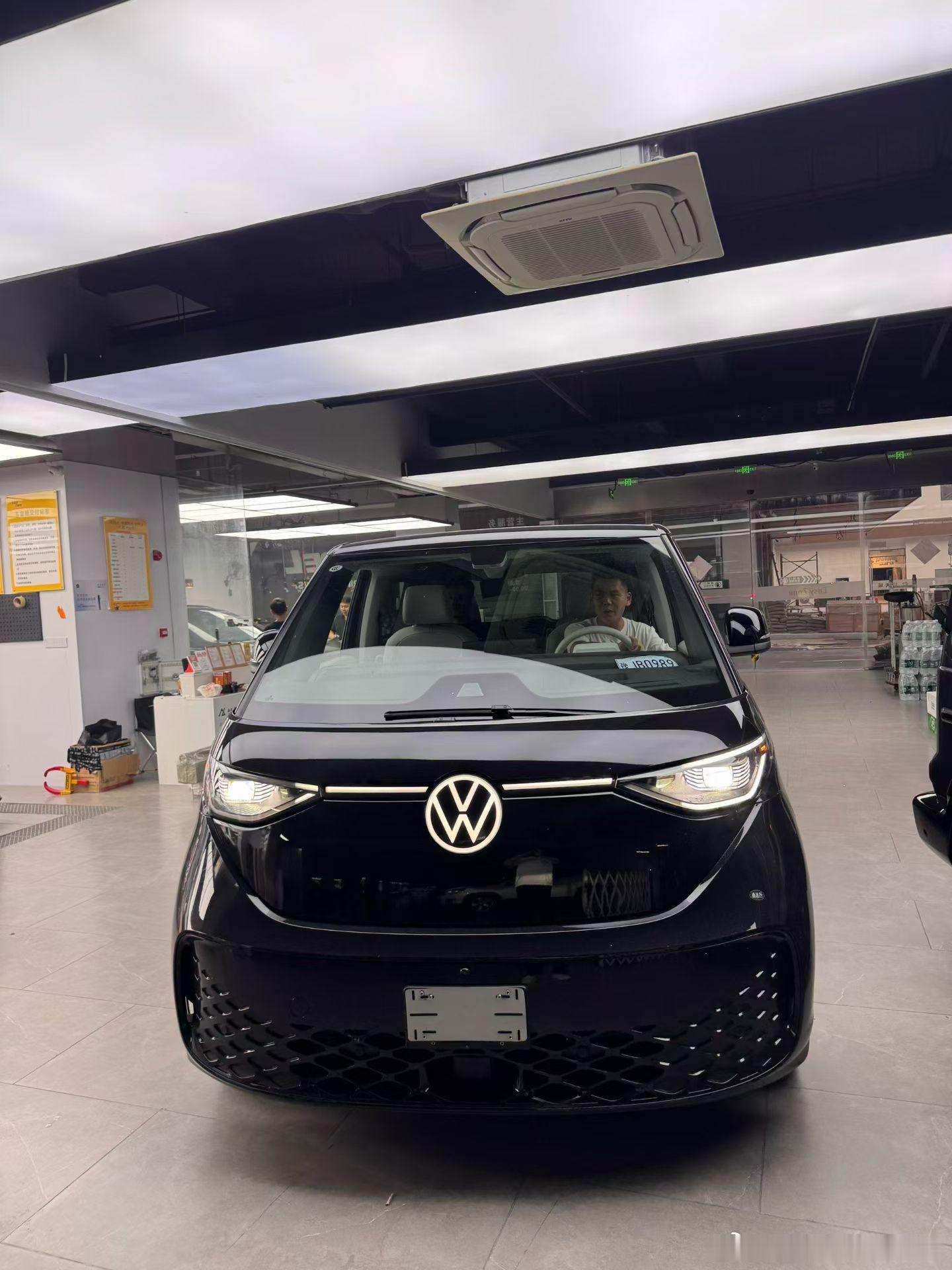 今天有台车来我店里贴膜看图猜车 这台车大家认识不大v聊车