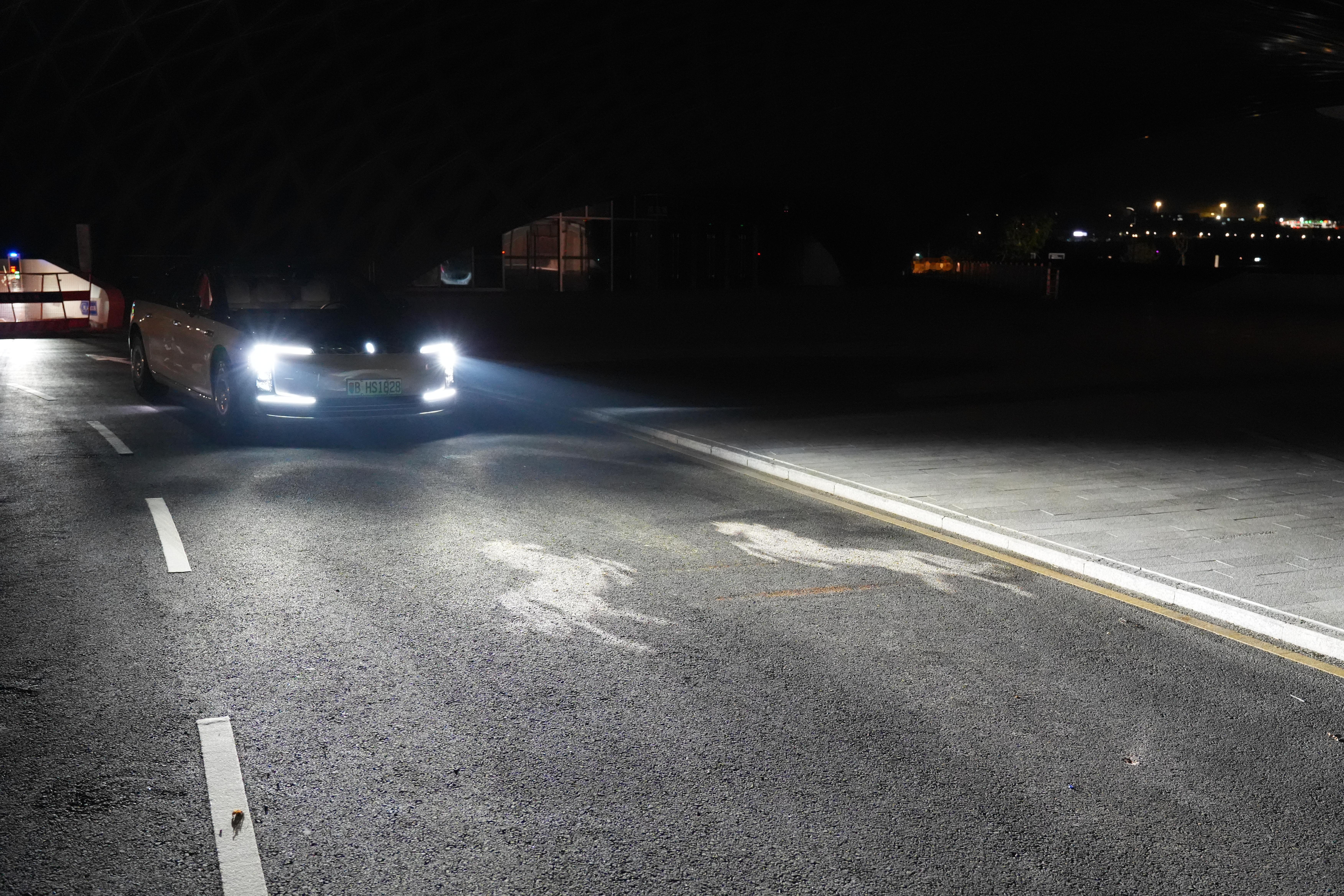 马年出门还得是马到成功“马到成功”迎宾灯语，提供的情绪价值是真的足呀，毕竟很多豪