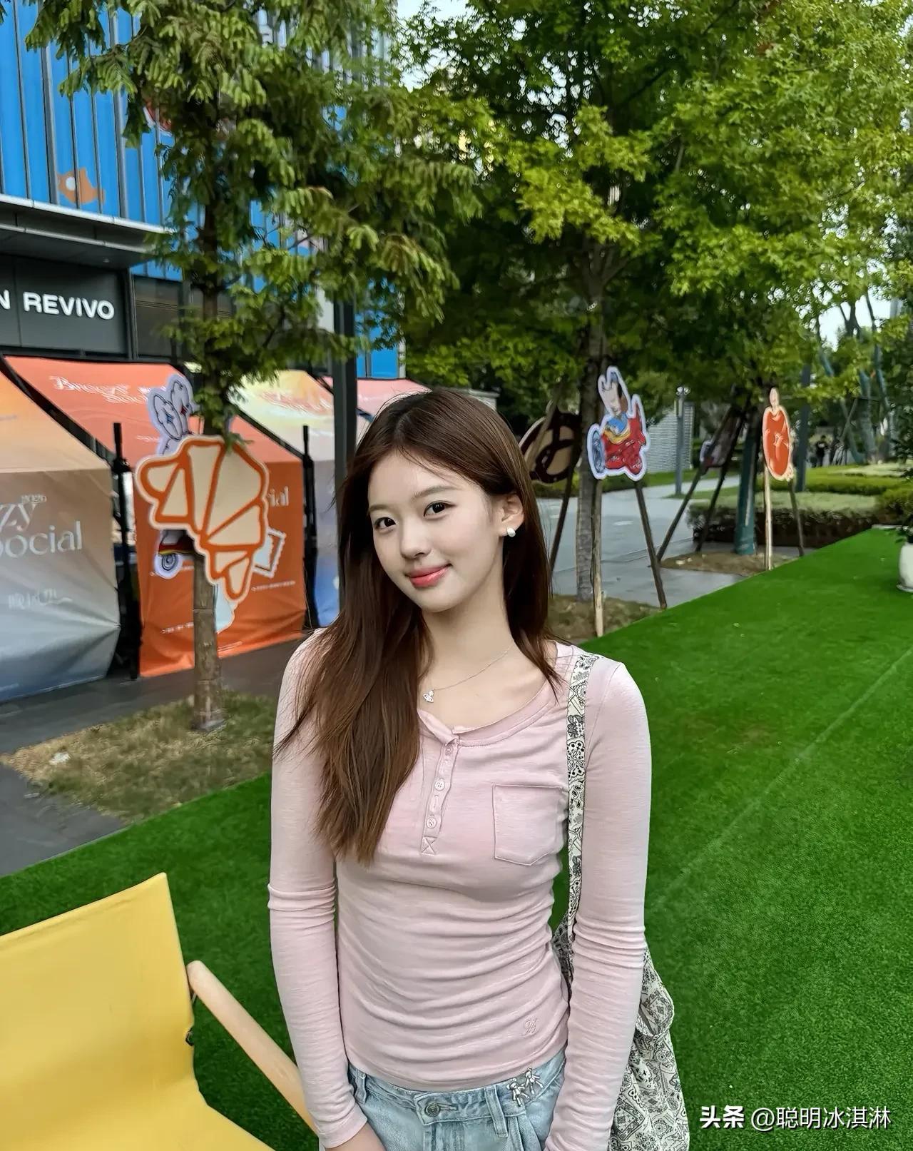 少女粉长袖，
秋日温柔穿搭首选！  
简约设计，甜美细节，轻松穿出少女感。  