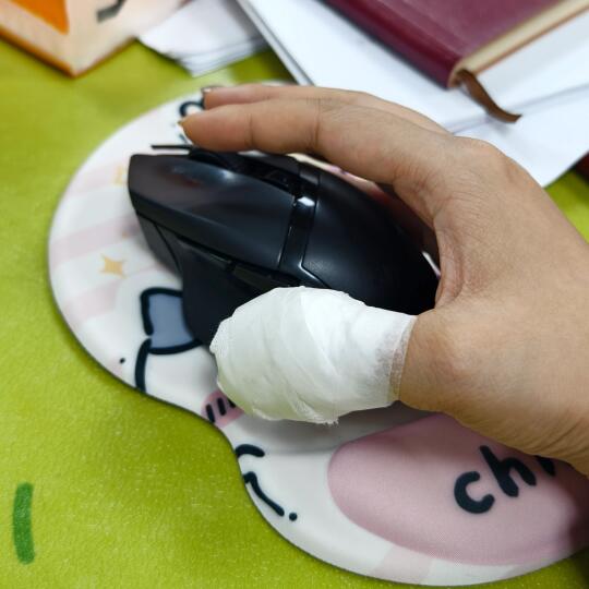 我上周四晚上从擦丝器（刀片模式）削青芒果，把自己手指一块肉削飞了，痛的...