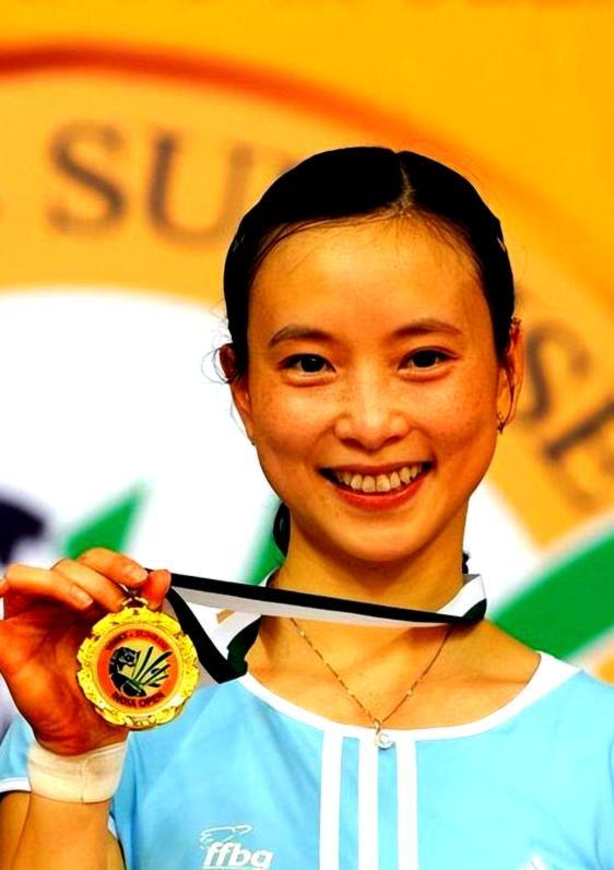 1999年，一位四川姑娘刚夺得世界冠军，转眼就被教练逐出国家队。谁曾想，四年后她