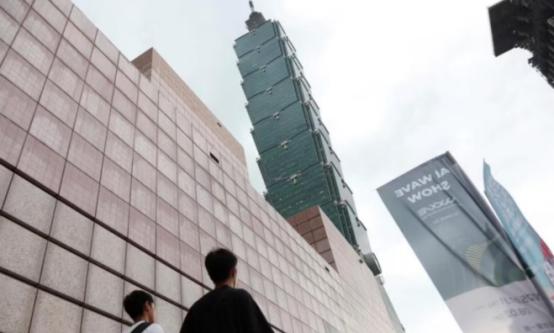 航班爆满、预约排到数月之后——两岸直航恢复的第一天，就挤满了回家的同胞！7月4日