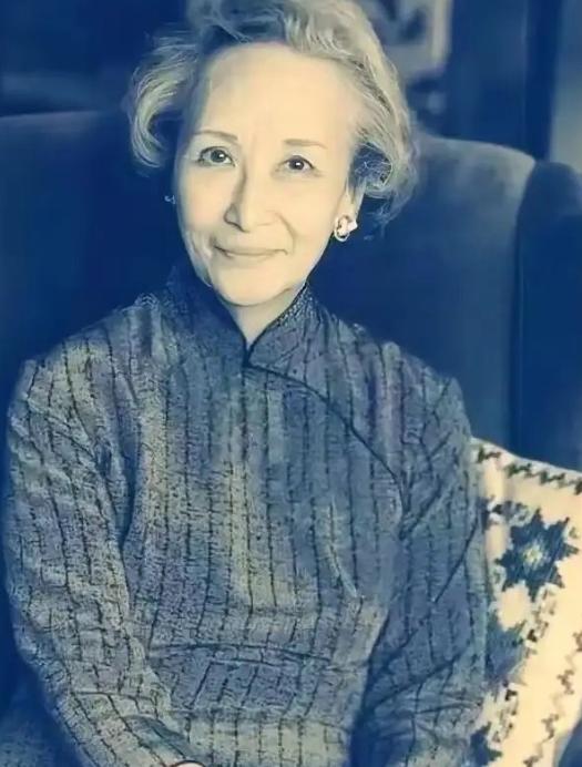 1973年，58岁的郑念拒绝出狱，她需要一个道歉。突然，暴跳如雷的监狱长，狠狠地