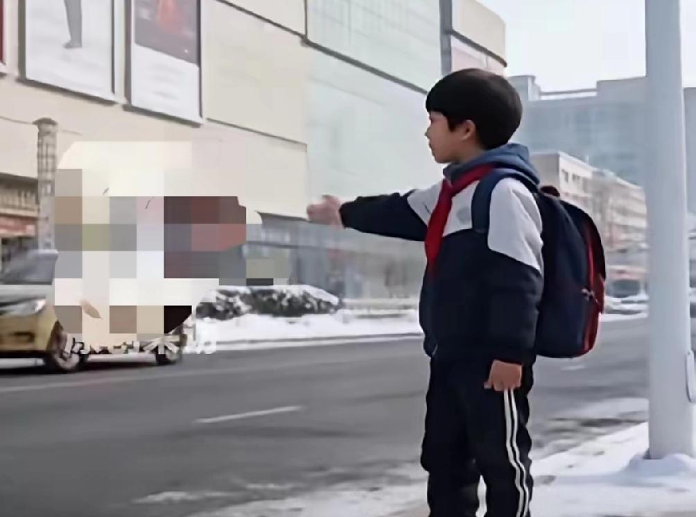 贵州，男孩晚上补课结束在路边打了一辆出租车回家，下车要付钱时却发现余额不足，男孩