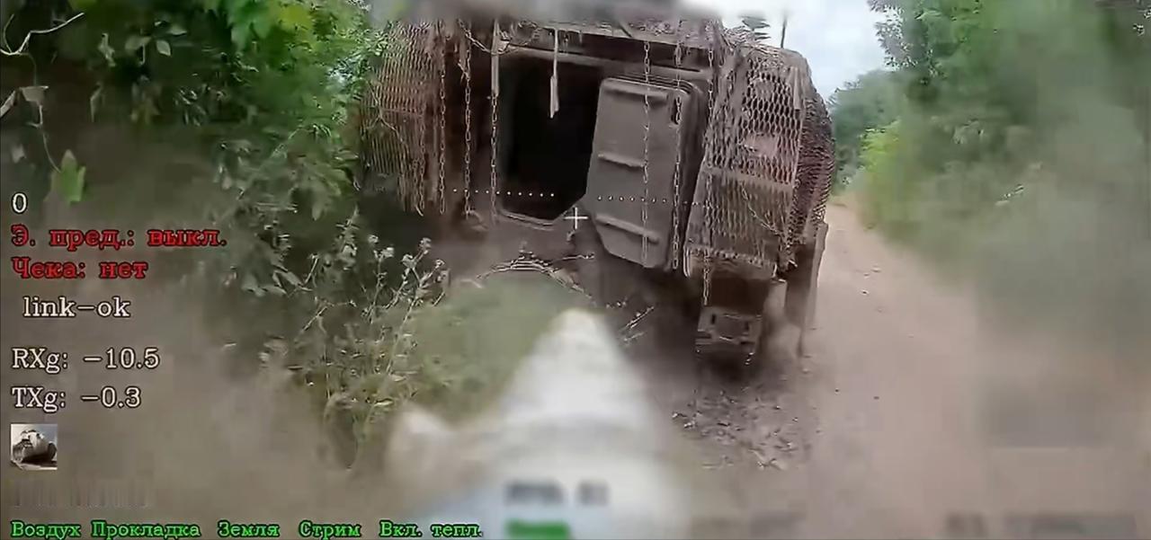 俄军北部集群的KVN光纤FPV在乌克兰哈尔科夫州摧毁了一辆乌军的美制M113装甲