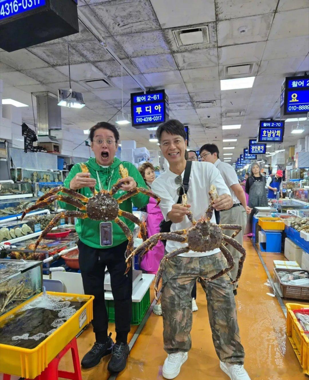 “左麟右李”谭咏麟和李克勤结伴去韩国旅游～ ​​​