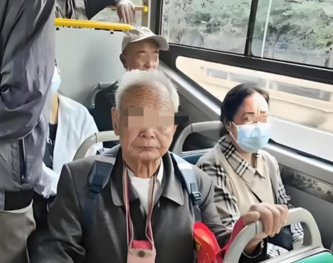“不是谁死谁有理！”上海，一70多岁大爷刷老年卡上车，找了个座儿。谁成想，屁股刚