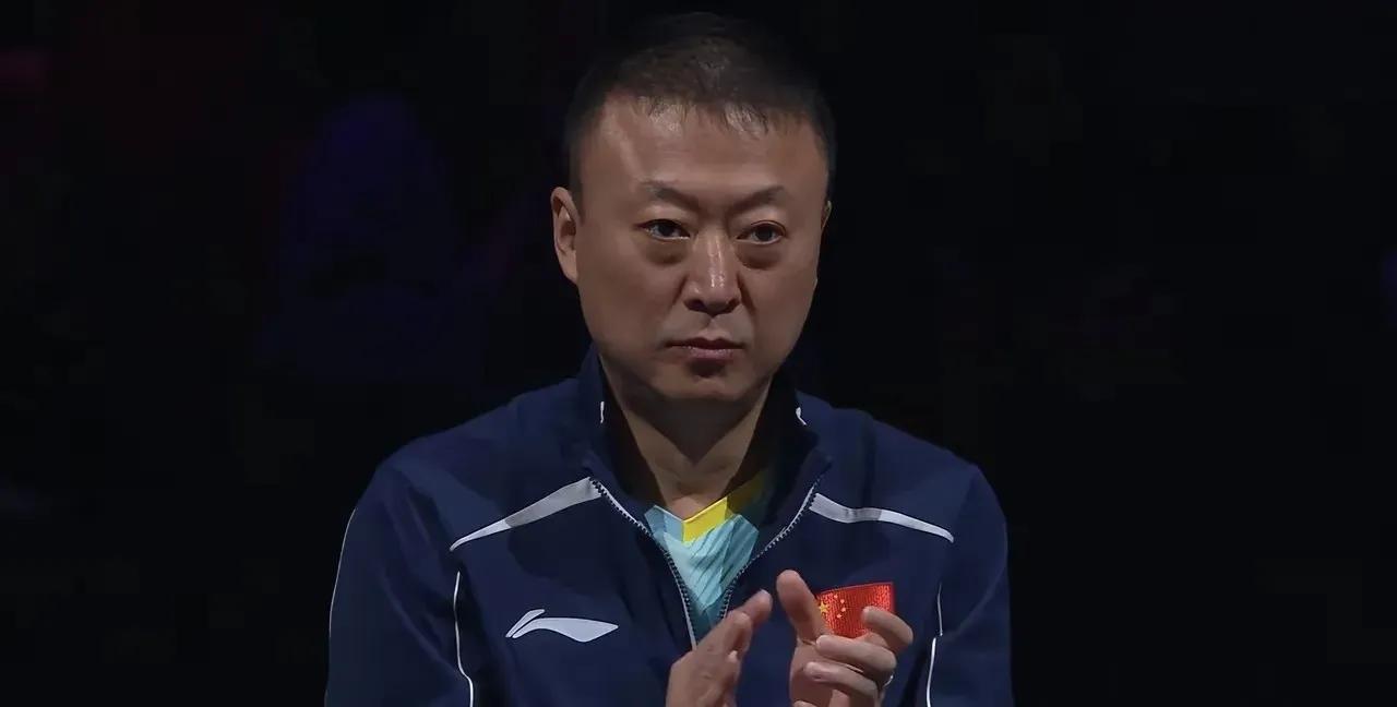 重庆冠军赛女单决赛结束之后，镜头扫到场边的马琳一脸失落
他好一会儿没动。抬眼看了