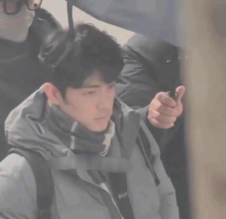 肖战《小城良方》灰衣路透，看着还不错。

看上去好像肖战有涂黑的感觉，可能是为了