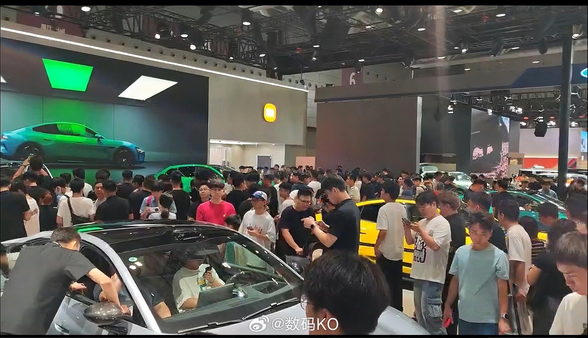 小米展台人气，只能说留给友商的时间不多了，等小米YU7上市，小米二期产能爬坡完成