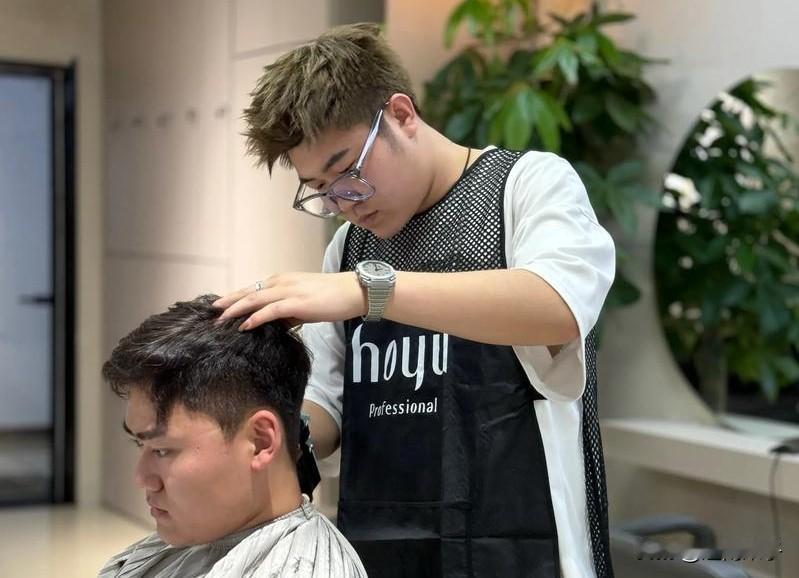 理发店总监说的"大实话"，句句扎在掏过冤枉钱的人心上：
"在美发圈混了十五年，烫