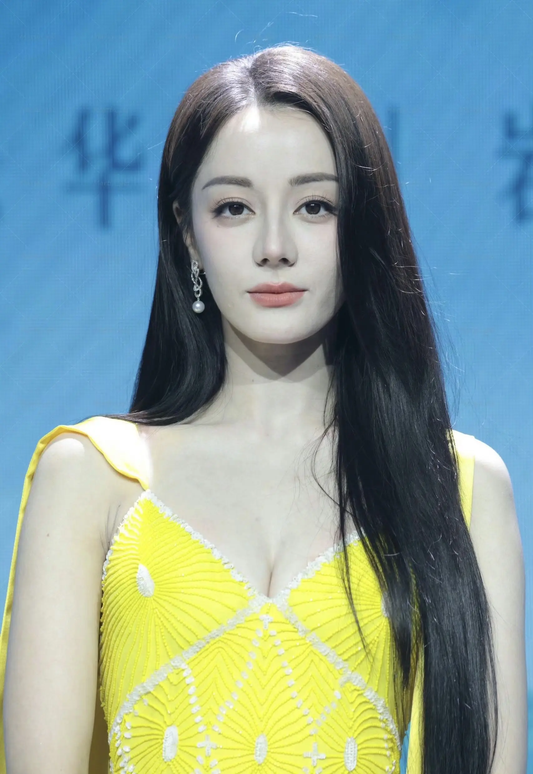 迪丽热巴。