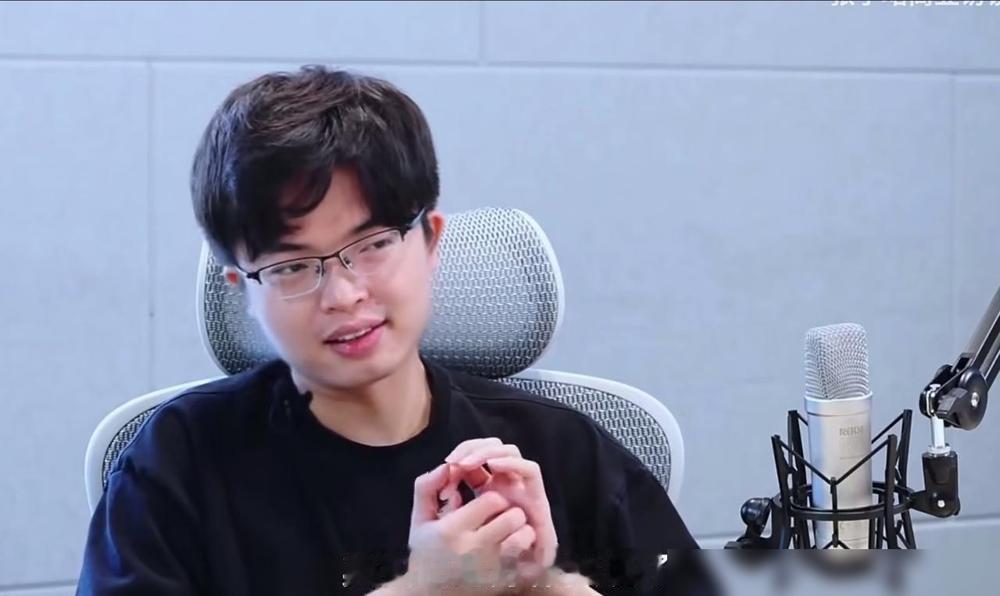 牛逼的KIMI杨植麟：广东省汕头市澄海区人，高中在汕头金山中学读书，奥赛省一等奖